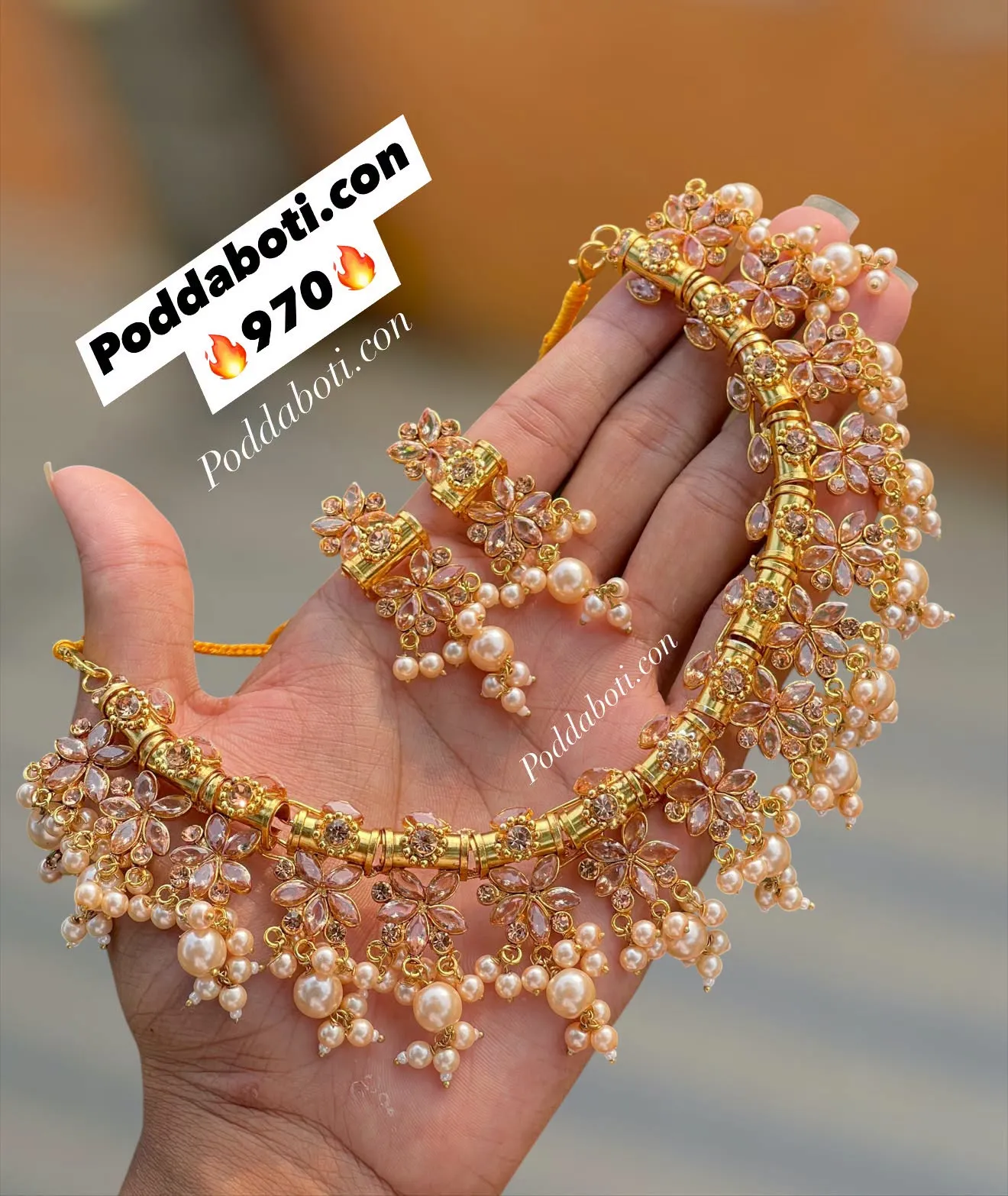 Beautiful Necklace wih Earrings!