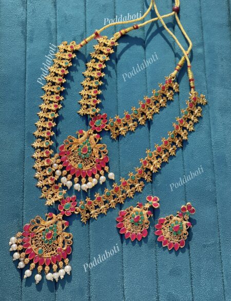 Beautiful necklace and Shitahar with cute earrings 